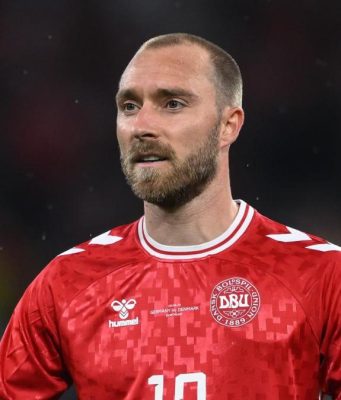 Paura in Danimarca-Ucraina: malore per Christian Eriksen, gara sospesa. La Federazione danese: “è cosciente” Paura in Danimarca-Ucraina: malore per Christian Eriksen, gara sospesa. La Federazione danese: "è cosciente"