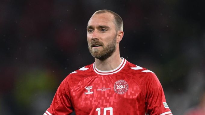 Paura in Danimarca-Ucraina: malore per Christian Eriksen, gara sospesa. La Federazione danese: "è cosciente"